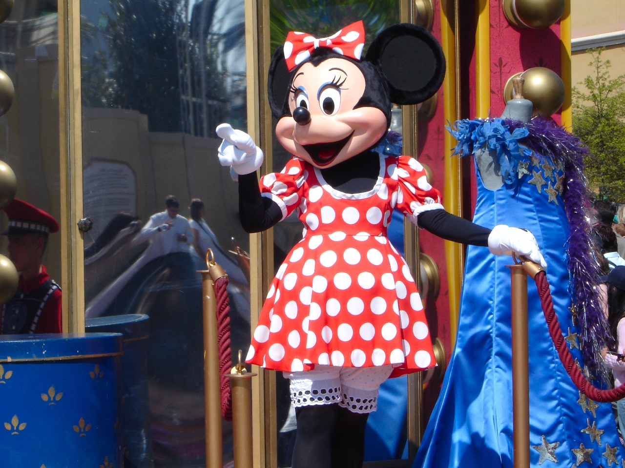 Minnie Mouse in a polkadot dress pointing